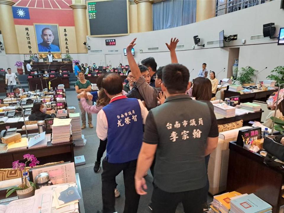 台南市議會8日下午審查農業局國外推廣行銷農產品預算，藍綠議員再度爆發衝突。(曹婷婷攝)