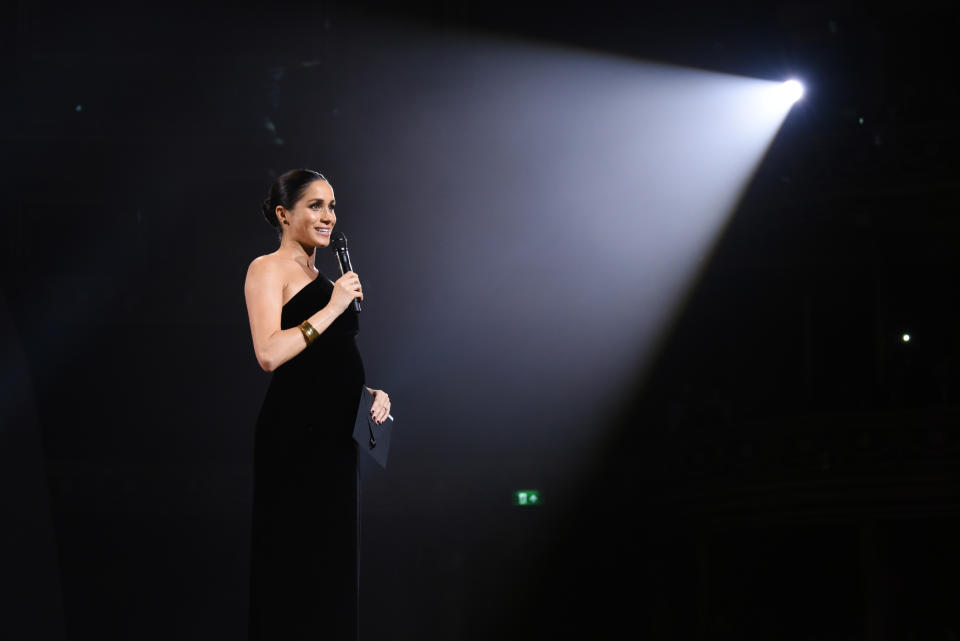 <p>La duchesse de 37 ans a stupéfié tout le monde dans cette robe asymétrique sur mesure, de Givenchy, sans oublier ses ongles vernis de noir. Pendant au moins une semaine, la presse n’en finissait plus de débattre pour savoir si elle avait enfreint le protocole. <em>[Photo : Getty]</em> </p>