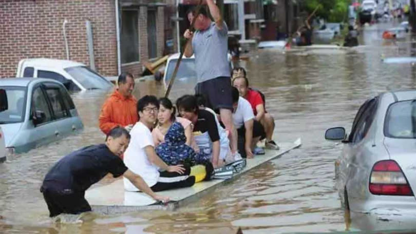 南韓水災38死又遇颱風登陸。（圖／Reuters）