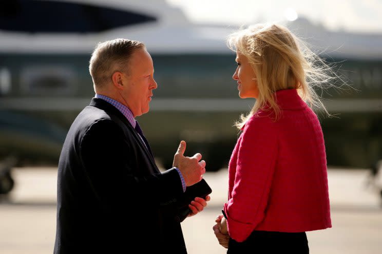 Sean Spicer, vocero presidencial, y Kellyanne Conway, asesora de Trump, son dos figuras muy activas en la defensa de la gestión presidencial ante los medios. (Reuters)