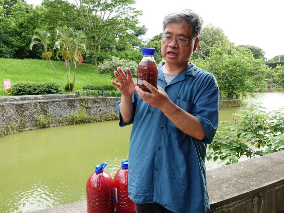 中正大學教授王少君研發竹炭益生菌配方，成為提升水產養殖的新利器。（記者湯朝村攝）