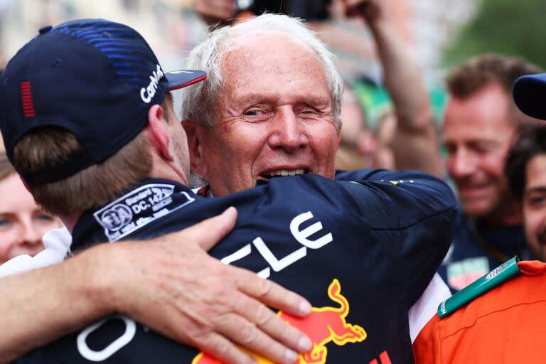 Max Verstappen recibe el abrazo de Helmut Marko, el hombre que lo llevó a Red Bull