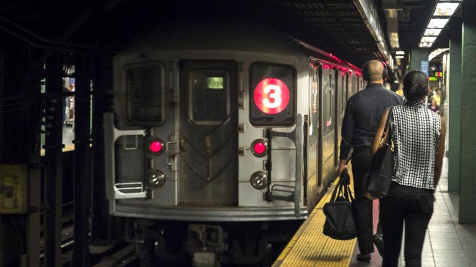 FOTO: In questa foto d'archivio datata 15 maggio 2021, un treno n. 3 si avvicina a una stazione della metropolitana di New York.  (New York Daily News tramite TNS tramite Getty Images)