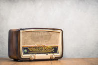 La única forma de escuchar música e informarse que tenían muchos de nuestros abuelos era a través de radios como estas, consideradas hoy joyas. La mayoría hoy siguen funcionando y se pueden pagar por ellas en torno a 170 euros en el mercado. (Foto: Getty Images).