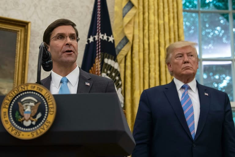 En esta foto de archivo, el exsecretario de Defensa de Estados Unidos, Mark Esper, junto al presidente Donald Trump en la Oficina Oval de la Casa Blanca en Washington, DC, el 23 de julio de 2019