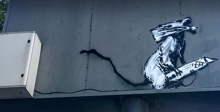 Ein Pariser Gericht hat einen Mann wegen des Diebstahls eines Werks des britischen Streetart-Künstlers Banksy zu einer Bewährungsstrafe verurteilt. Der 38 Jahre alte Musiker bekam zwei Jahre Haft auf Bewährung. (-)