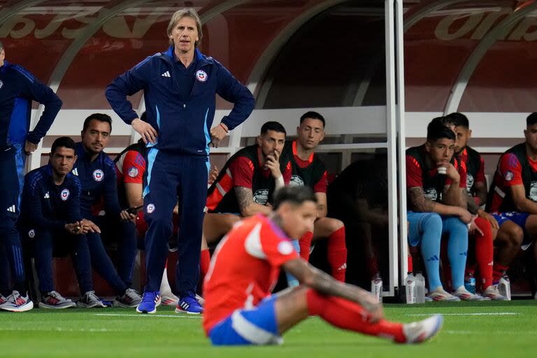 Gareca, al pie del campo de juego, en el encuentro de Chile contra Perú