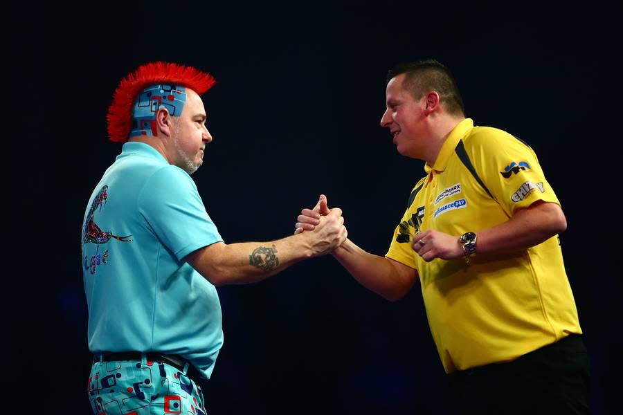 Ein Handshake nach einem epischen Match: Peter Wright bezwingt in einer dramatischen Partie Dave Chisnall mega knapp mit 4:3. Es geht fast bis ins letzte Leg