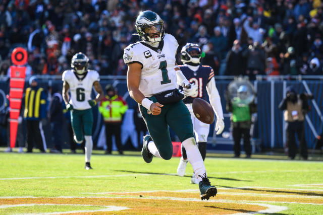 Jalen Hurts anota três touchdowns e lidera Philadelphia Eagles a