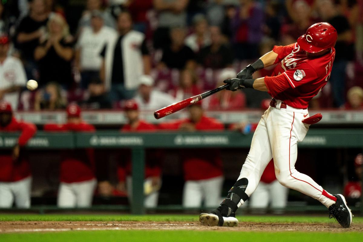 Brewers finish sweep of Reds for control of NL Central