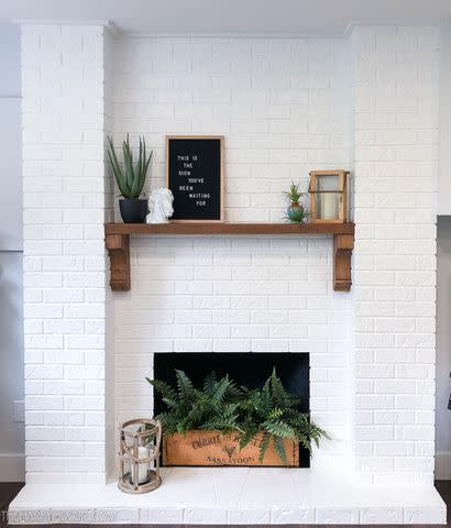 <p><a href="https://www.thehappyhousie.com/old-brick-fireplace-makeover/" data-component="link" data-source="inlineLink" data-type="externalLink" data-ordinal="1" rel="nofollow">The Happy Housie</a></p>