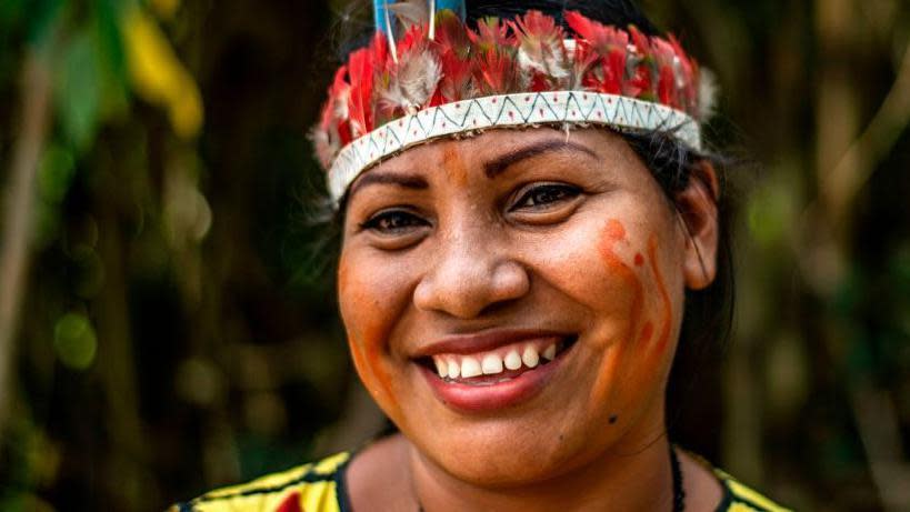 Mujer indígena de la amazonía peruana sonriendo. 