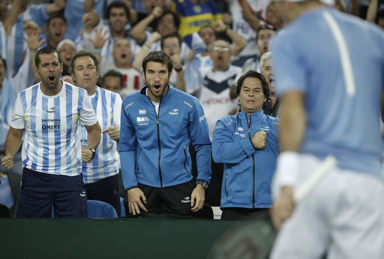 Mayer, apasionado en el centro, junto con Sebastián Gutiérrez, Leo Alonso y Juanjo Grande, alentando a Del Potro en la final de la Copa Davis 2016 frente a Croacia, en Zagreb.

