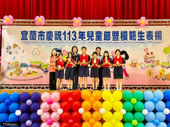 慶祝即將到來的兒童節，宜蘭市長陳美玲主持表揚獲選的模範生。（圖：宜蘭市公所提供）