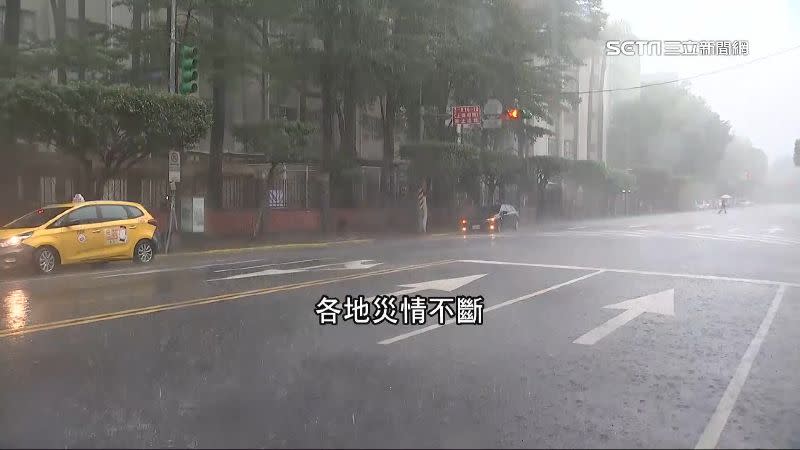 尼莎颱風狂降暴雨，道路視線模糊。