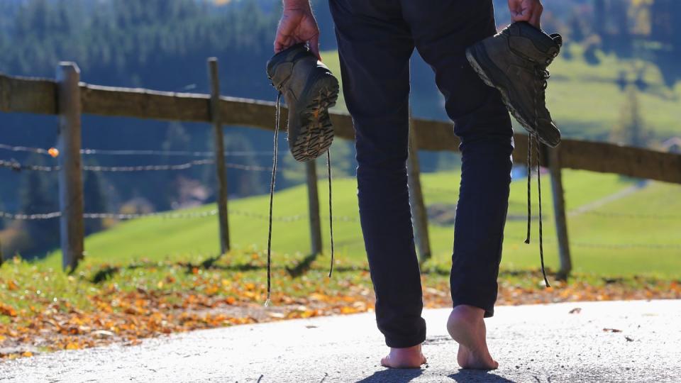 Wanderer sollten auf das richtige Schuhwerk und genügend Wasser achten. Anfänger wählen am besten kürzere Strecken. Foto: Karl-Josef Hildenbrand