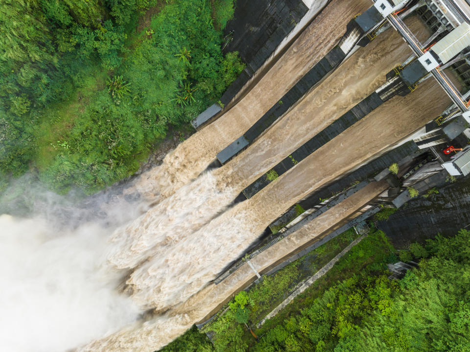 中國大陸多地暴雨，四川省雅安市滎經縣花灘電站大壩開閘，，受上游強降雨影響洩洪 （VCG/Getty Images)