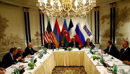 Russian Foreign Minister Sergei Lavrov (L), Armenia's President Serzh Sargsyan (2nd L), U.S. Secretary of State John Kerry (C) and President Ilham Aliyev of Azerbaijan (R) attend a meeting in Vienna, Austria, May 16, 2016. REUTERS/Leonhard Foeger