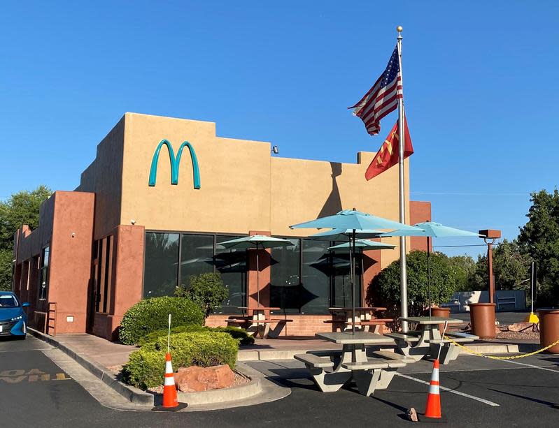 美國亞利桑那州有一間獨特的「藍色麥當勞」，是許多遊客打卡的熱門地點。（翻攝自推特）