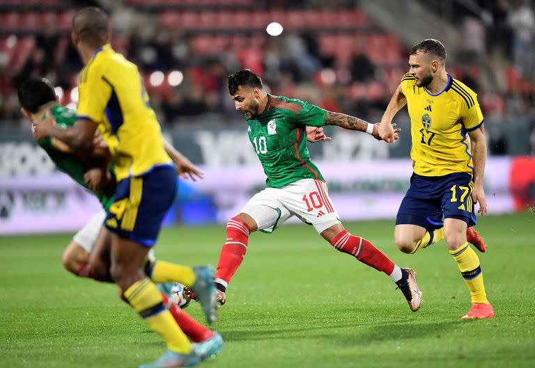 Alexis Vega, autor del gol de México, deja atrás a Jesper Karlstrom  