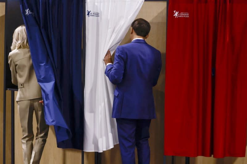 <cite>法國國會首輪選舉6月30日登場。總統馬克宏（Emmanuel Macron）伉儷出門投票。（AP）</cite>