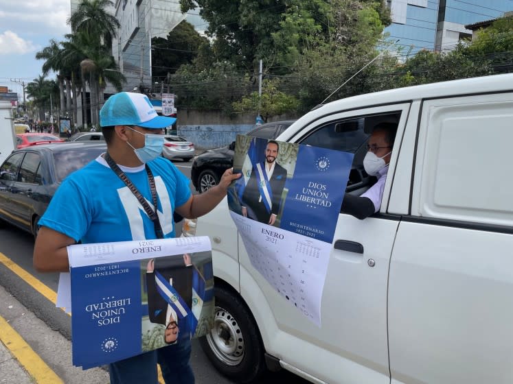 En los alrededores de la Plaza al Divino Salvador del Mundo, el joven Christopher Díaz reparte propaganda.