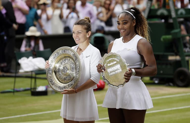 La tenista rumana Simona Halep junto a Serena Williams, en Londres, el 13 de julio de 2019. 