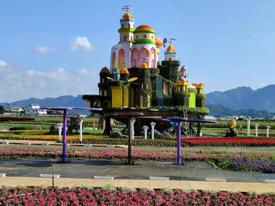 全台首座飄浮空中花卉城堡「漂浮花都」。台中市警東勢分局提供