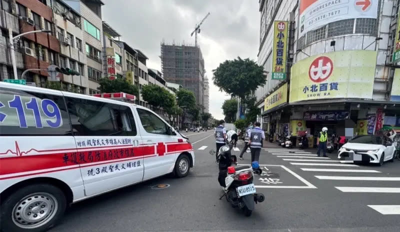 ▲高雄市今天發生一起救護車與自小客車碰撞意外，所幸僅自小客車駕駛柯男輕微擦挫傷自行就醫，無生命危險。（圖／記者郭凱杰翻攝）