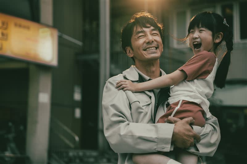 李李仁在MV中飾演強忍喪妻之痛，父代母職撐起整個家的單親爸爸。（圖／相信音樂提供）