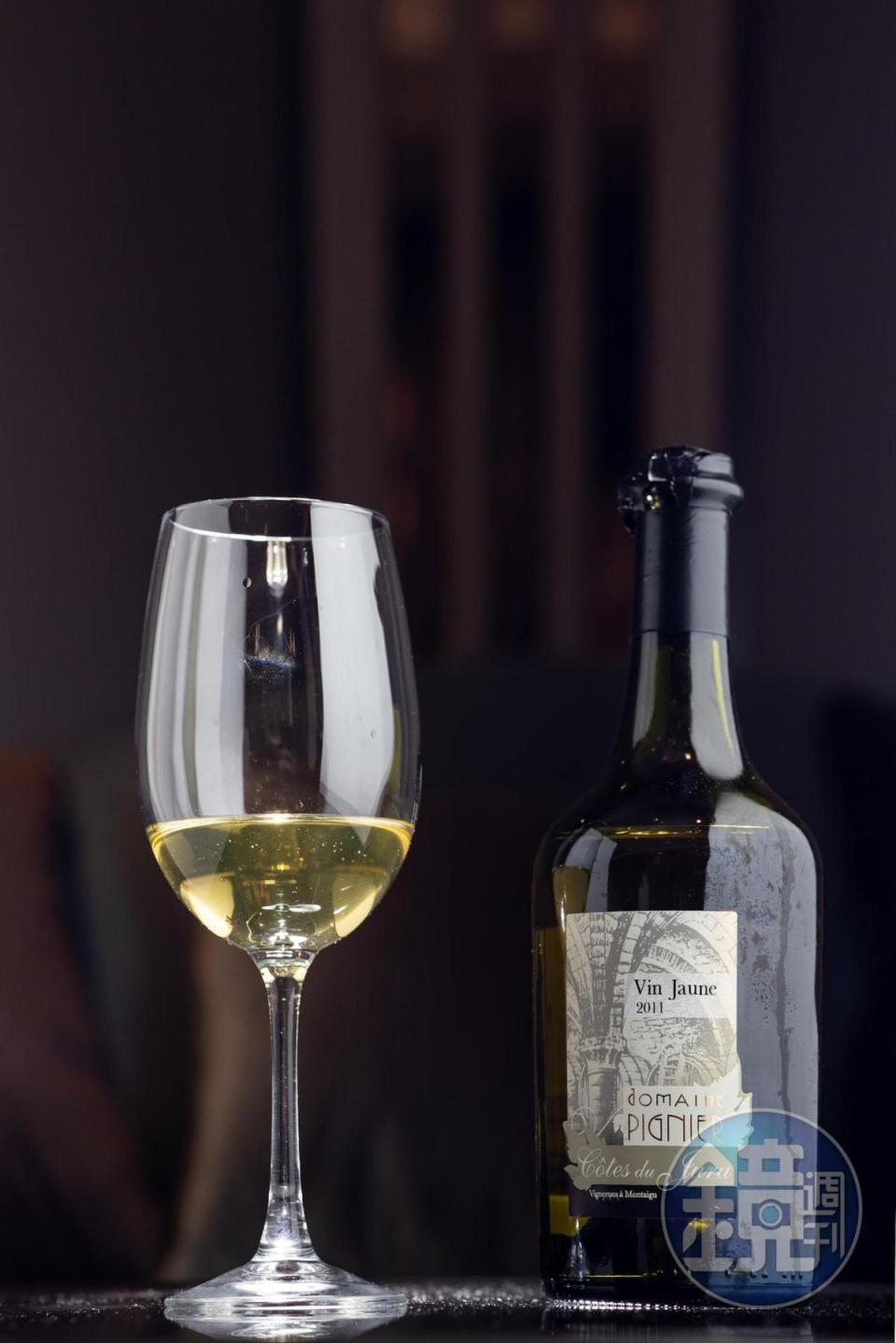 「2011 Domaine Pignier Cotes du Jura Vin Jaune 」以Savagnin葡萄入桶發酵熟成7年，柑橘類水果香氣鮮明（4,000元／瓶）