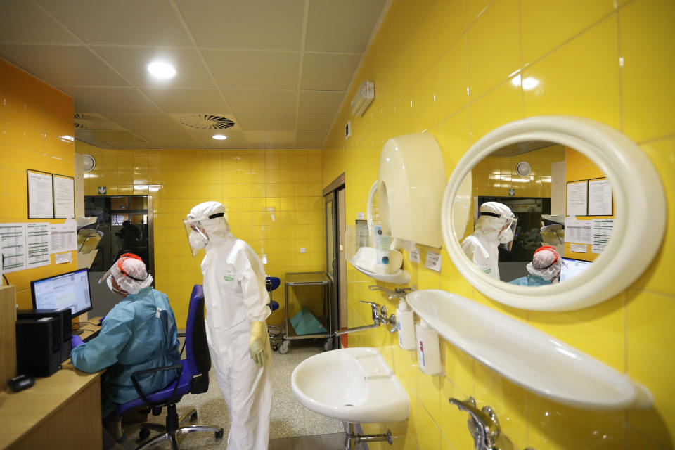 Healthcare workers attending to COVID-19 patients in an intensive care unit (ICU) at Na Bulovce hospital in Prague, Czech Republic, Thursday, Oct. 1, 2020. A record surge of new coronavirus infections in the Czech Republic in September has been followed by a record surge of those hospitalized with COVID-19. The development has started to put the health system in the country under serious pressure for the first time since the pandemic hit Europe. (AP Photo/Petr David Josek)