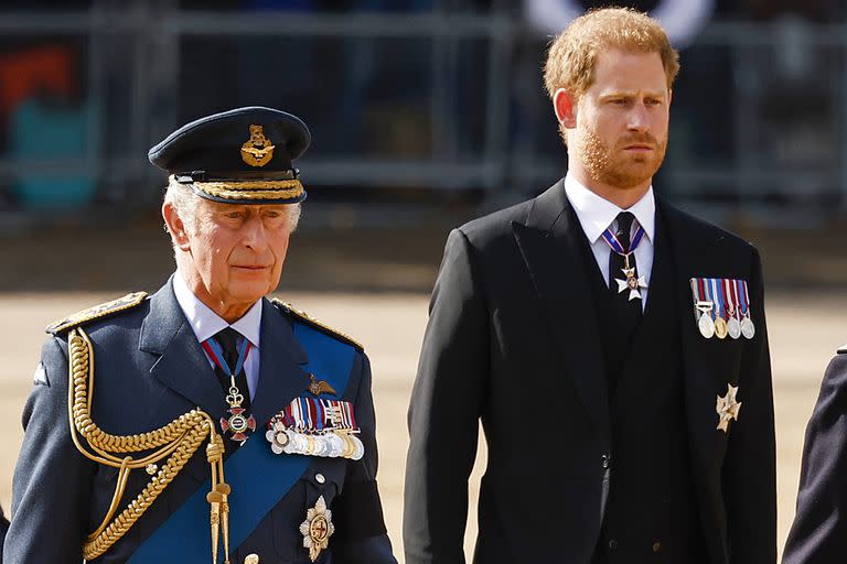 Carlos y Harry, en el funeral de la reina Isabel II, el año pasado