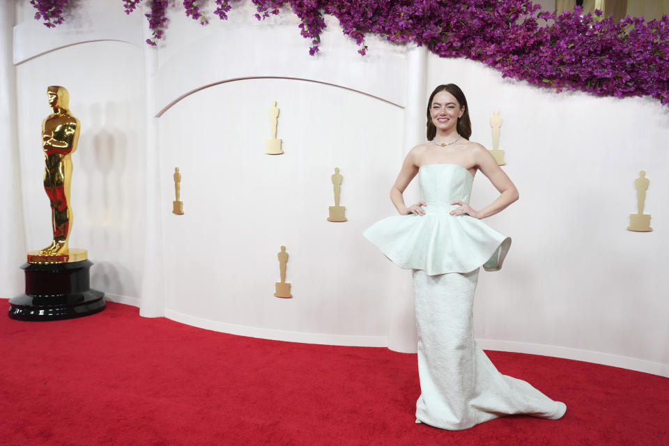 Emma Stone llega a los Oscar el domingo 10 de marzo de 2024, en el Teatro Dolby en Los Ángeles. (Foto Jordan Strauss/Invision/AP)