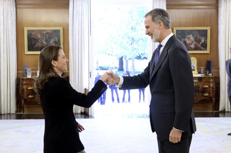 El rey con la duquesa de Arcos, María Cristina de Ulloa y Solís-Beaumont