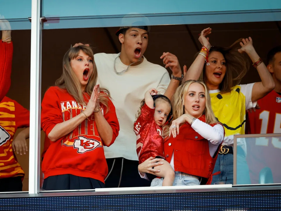  Taylor Swift and Brittany Mahomes react during a game between the Los Angeles Chargers and Kansas City Chiefs at GEHA Field at Arrowhead Stadium on October 22, 2023 in Kansas City, Missouri. (Photo by David Eulitt/Getty Images)