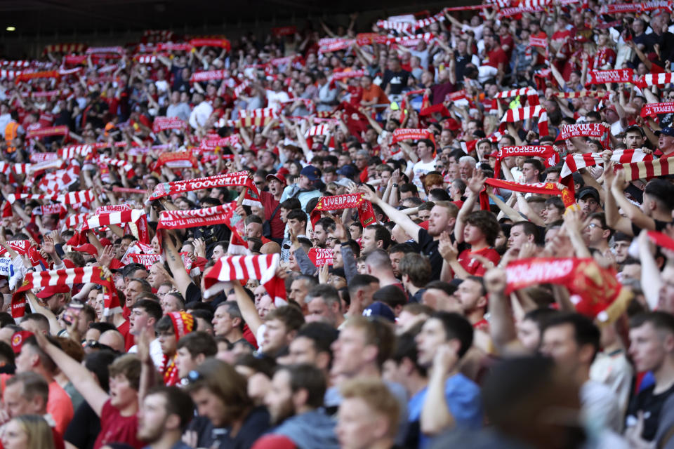 Hinchas de Liverpool durante la final de la Copa FA contra Chelsea en el estadio Wembley, el sábado 14 de mayo de 2022. (AP Foto/Ian Walton)