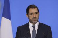 <p>Un acte de violence auquel Christophe Castaner n’a pas manqué de réagir à son tour sur son compte Twitter. « Violence insupportable. Demain ils seront dans leur commissariat pour enregistrer la plainte d’une femme agressée ou sur le terrain pour porter secours à un commerçant braqué. Leur quotidien : nous protéger. Notre devoir : ne rien laisser passer. », y a écrit le ministre de l’Intérieur.<br>(Crédit : Getty Images) </p>