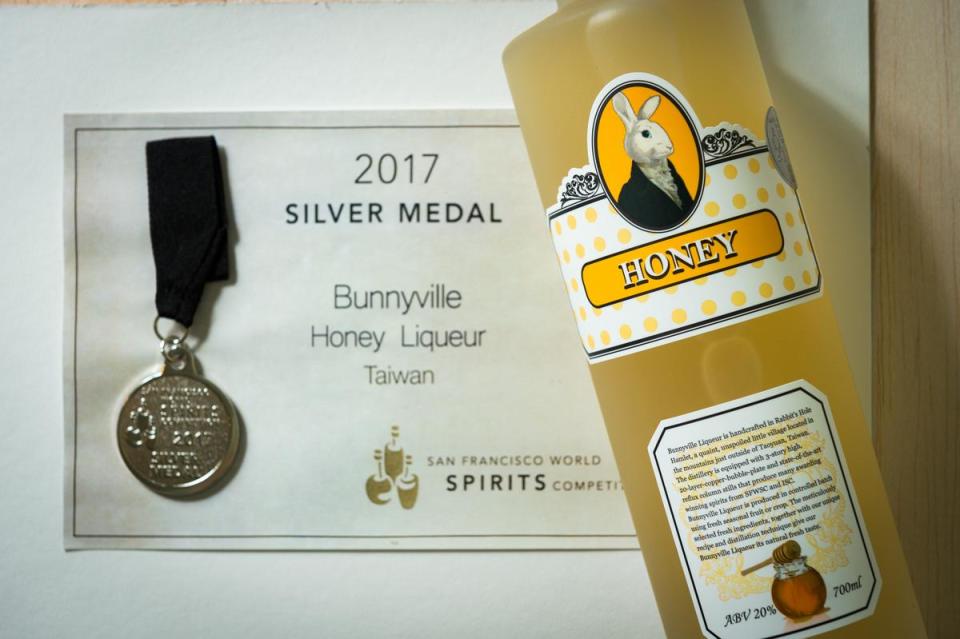 「龐尼維爾蜂蜜酒」採用南投的橙花花蜜釀造，帶有橙皮的清新香氣，奪下2017年SFWSC銀牌獎。（550元／瓶）