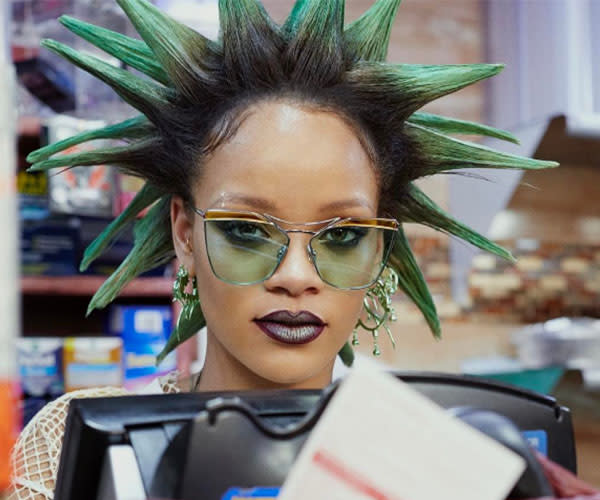 Rihanna avec une coupe Punk