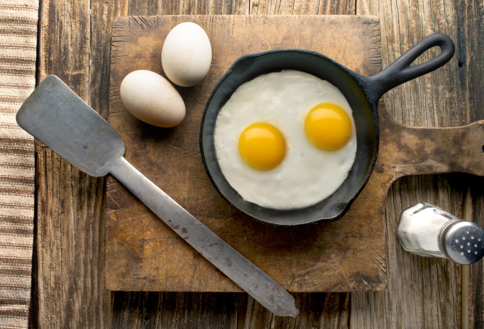 雞蛋可提供身體所需能量，蛋黃裡的維生素B能幫助食物轉化為能量。（圖／Getty Images）