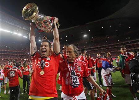 Benfica's goalkeeper Artur Moraes (L) holds up the Portuguese Premier League trophy title with Benfica coach Jorge Jesus after beating Olhanense at Luz stadium in Lisbon April 20, 2014. REUTERS/Hugo Correia