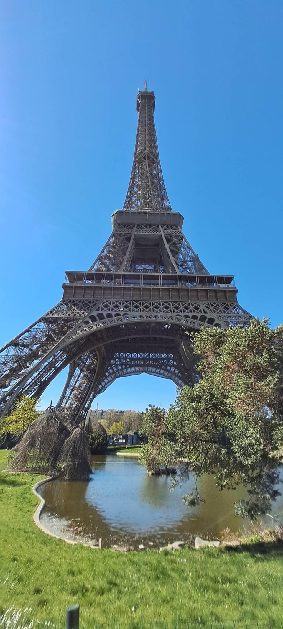Vista de la Torre Eiffel en el Campo de Marte.