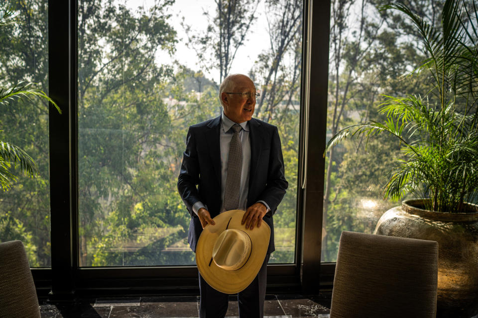 Ken Salazar, el embajador de Estados Unidos en México, en su residencia oficial en Ciudad de México. Alejandro Cegarra/The New York Times