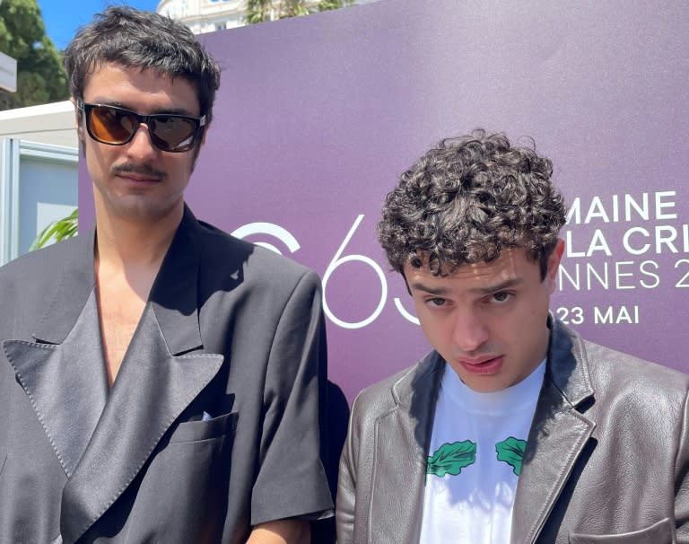 El director argentino Federico Luis (I) y el actor argentino Lorenzo "Toto" Ferro posan en el 77º Festival de cine de Cannes, donde presentaron "Simón de la montaña", el 16 de mayo de 2024 (Jordi ZAMORA)