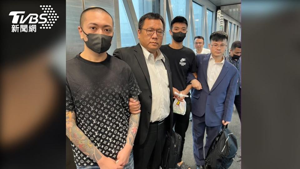 刑事警察局和馬來西亞警方合作，前往吉隆坡機場將他和小弟押解回台。（圖／TVBS）