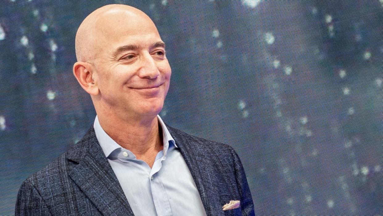 Jeff Bezos ist Chef und Gründer von Amazon und gilt als reichster Mensch der Welt.