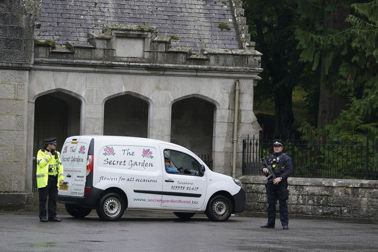 Una camioneta de una florería a las puertas de Balmoral en Escocia, donde murió la reina Isabel II