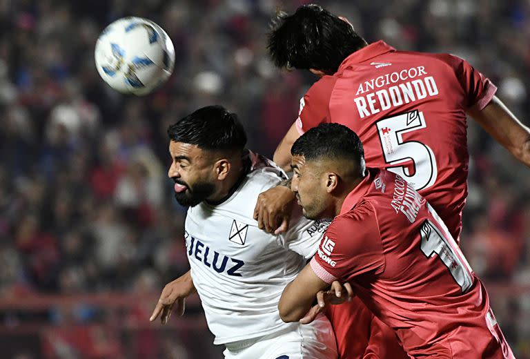 Alexis Canelo lucha con Galván y Redondo; Argentinos e Independiente no se sacaron ventajas en la Paternal: fue 0-0, por la Copa de la Liga