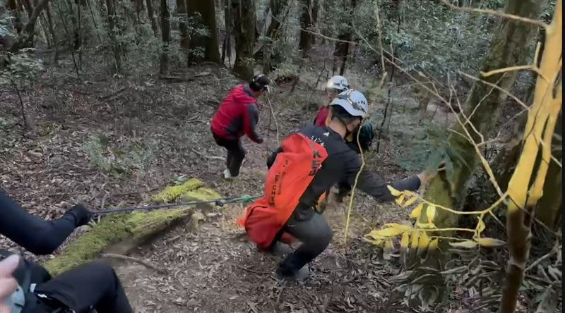 救援人員用了將近10小時，將男子遺體運送下山。(圖／翻攝畫面)